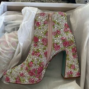Embellished Betsey Johnson Della booties Booties Sz 6.5